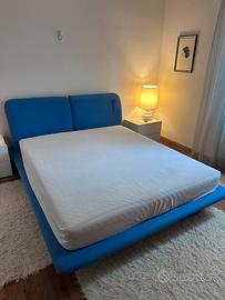 LETTO MATRIMONIALE IN TESSUTO AZZURRO CHIARO