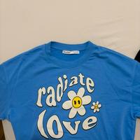 Maglietta blu Bershka “Radiate Love”