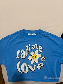 Maglietta blu Bershka “Radiate Love”