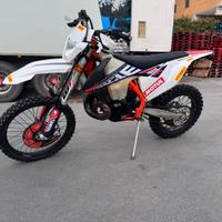 Motocicletta KTM enduro six days 300 2 tempi