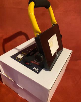 LED Floodlight- Faretto ricaricabile 30W- nuovo