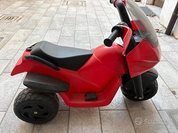 Moto elettrica rossa da bimbo
