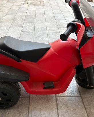 Moto elettrica rossa da bimbo