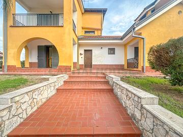 S2 villa in parco con ampio spazio esterno