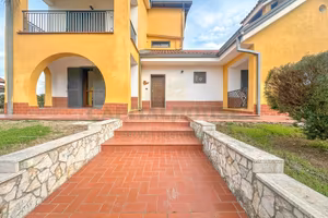 S2 villa in parco con ampio spazio esterno