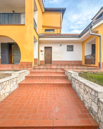 S2 villa in parco con ampio spazio esterno