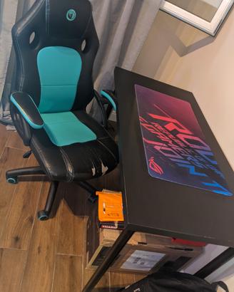 scrivania e sedia gaming 
