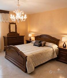 Camera da letto in legno color noce