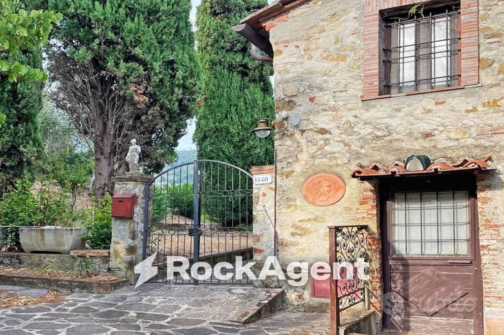 Rustico / Casale di 300 m² con più di 5 locali a L - Vista 2
