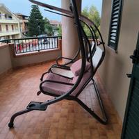 Altalena bi posto da giardino.