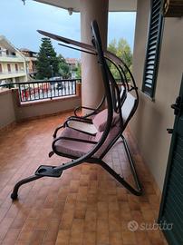 Altalena bi posto da giardino.