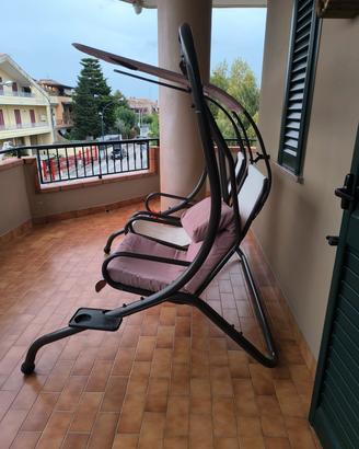 Altalena bi posto da giardino.