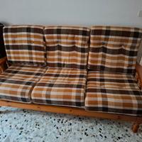 Divano in legno con sedute asportabili