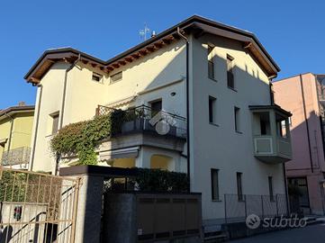 MONOLOCALE A CARNATE