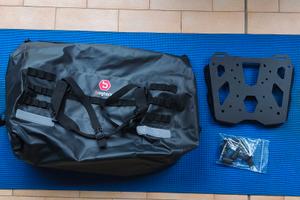 PIASTRA PORTAPACCHI + BORSA 50LT. - VSTROM800DE