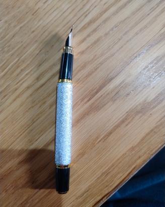 penna stilografica e collana