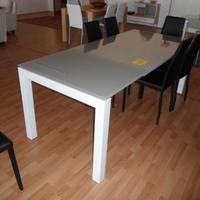 Tavolo con piano in vetro