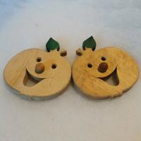 decorazione legno mela