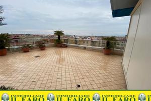 Appartamento con ampio terrazzo nel cuore