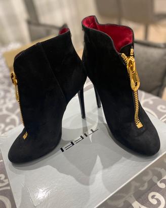 Scarpe camoscio nere con tacco a spillo