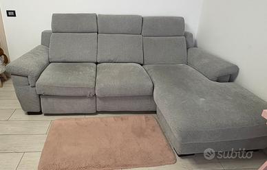 Divano con penisola e parte reclinabile relax