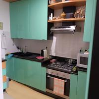 cucina con elettrodomestici 