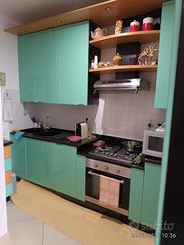 cucina con elettrodomestici 