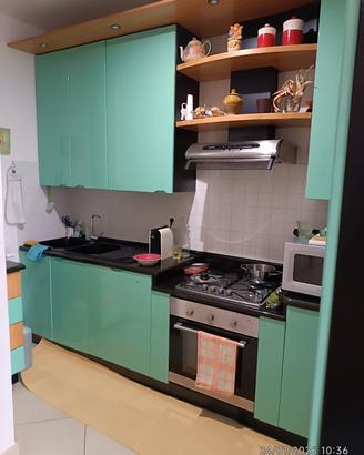 cucina con elettrodomestici 