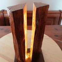 Lampada da tavolo artigianale in legno