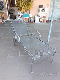 Lettino da terrazzo con materassino