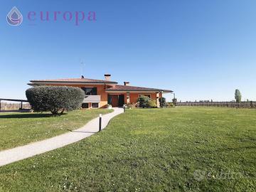 Villa singola con grande giardino