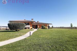 Villa singola con grande giardino