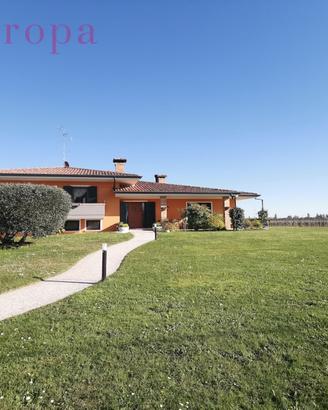 Villa singola con grande giardino