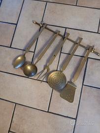 utensili da cucina in ottone dorato