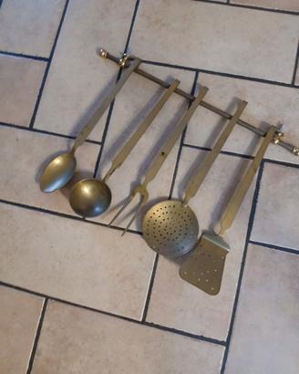 utensili da cucina in ottone dorato