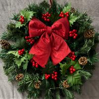 Ghirlanda 54cm con luci, pigne, agrifoglio