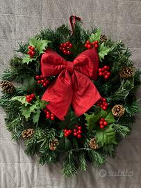 Ghirlanda 54cm con luci, pigne, agrifoglio