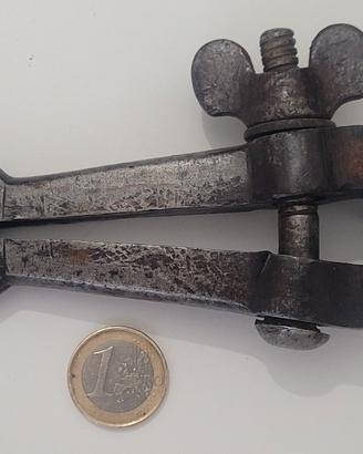 Morsa manuale antica 