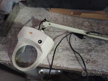 lampada con lente d'ingrandimento 