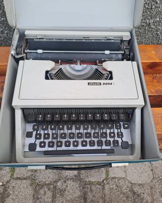 macchina da scrivere olivetti dora 