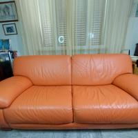 Divano vera pelle  accessoriato di copridivano