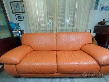 Divano vera pelle  accessoriato di copridivano