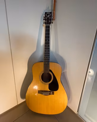 Chitarra acustica Yamaha FX310A elettrificata