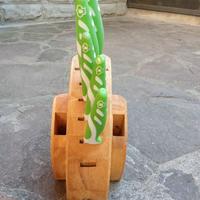 Coltelli da tavola e ceppo con coltelli