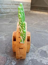 Coltelli da tavola e ceppo con coltelli