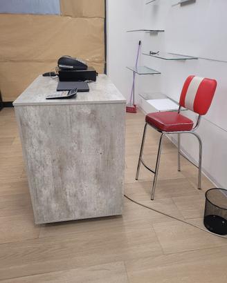 Banco cassa in legno finitura cemento