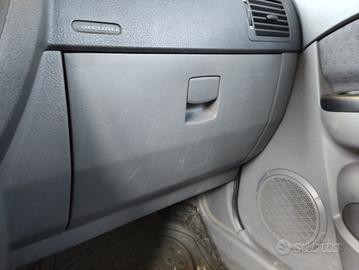 Cassetto portaoggetti KIA CARENS del 2005