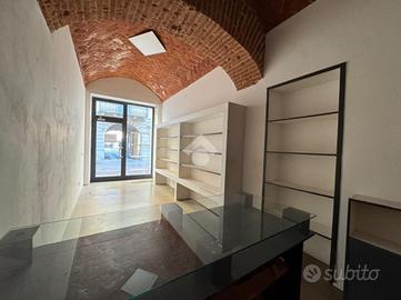 MONOLOCALE A STRADELLA