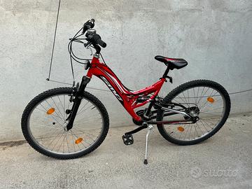 Bici rossa bi-ammortizzata 26 pollici con casco