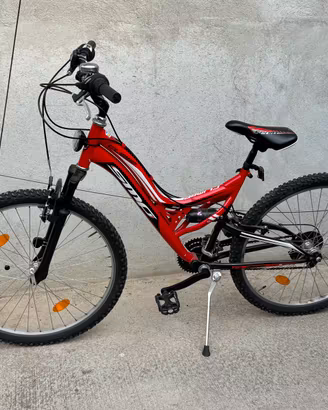 Bici rossa bi-ammortizzata 26 pollici con casco